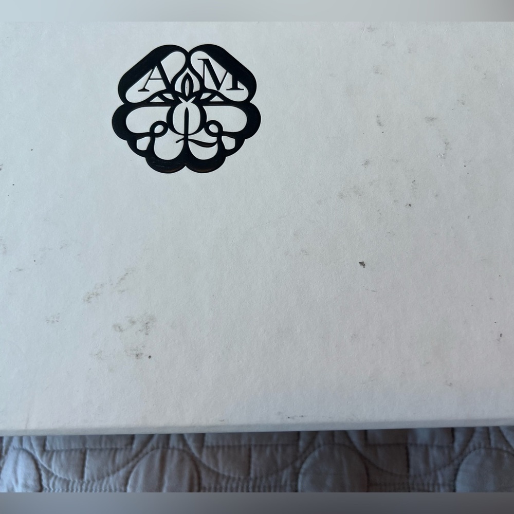 Alexander McQueen White Box - Picture 7 of 15